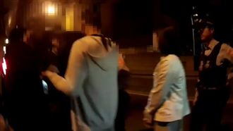 打什麼這麼危險？帶刀帶槍帶防彈衣