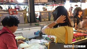 高雄市衛生局稽查人員於市場抽驗清明節應節食品。（圖／高雄市衛生局提供）