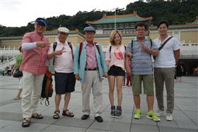 曾率領綜藝節目團隊來台灣拍攝，吹起一股韓國人來台旅遊風潮，更是電視史上唯一獲頒「年度大獎」的綜藝節目製作人，就是這位被稱為「綜藝之神」的「羅PD」羅暎錫，近年在南韓成為炙手可熱的製作人，人人搶著上他的節目，知名程度甚至可比明星。究竟是為什麼一個幕後製作人會如此受歡迎？羅PD曾表示，做出好節目有三個重要關鍵。