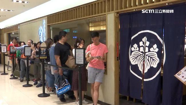 天丼、龍蝦堡補班優惠　人潮排滿2樓