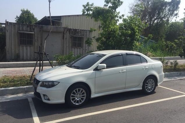 車停合法格子⋯雨刷被夾紙條：擋到門