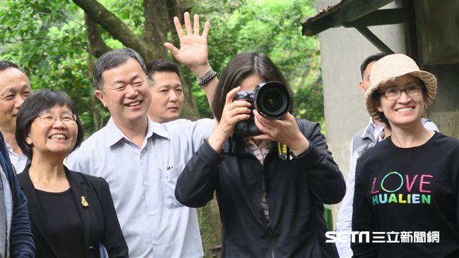 花蓮行　蔡英文反串攝影師拍記者
