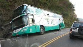 陸客團遊覽車下午在台9線丹路路段發生擦撞（圖／翻攝畫面）