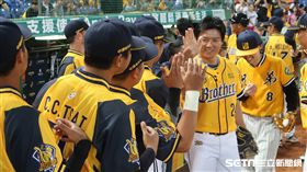 林威助與隊友擊掌喊聲。（圖／記者王怡翔攝）