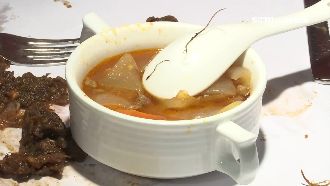 牛排館驚見蟑螂腳　業者急拿酸子澄清