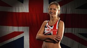 Easyjet,Sophia Warner,易捷航空,英國,殘疾,運動員,飛機,協助,空服員　圖／翻攝自鏡報　https://goo.gl/QcM5L3