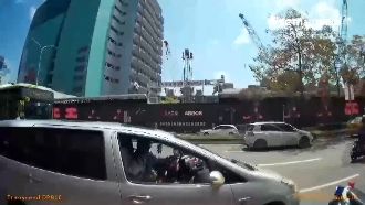 不滿違停被趕　男怒比中指遭警拉下車