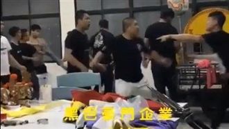 黑衣人闖宮廟　地治楷模匾額下開打