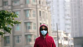 中部以北空氣26日好轉　南部再髒3天（2）全台25日空氣品質不佳，環保署表示，26日境外空污影響減緩，未來3天中部以北空氣品質為普通至橘色等級，雲林以南仍為紅色等級，提醒民眾外出時記得配戴口罩。中央社記者孫仲達攝　106年12月25日