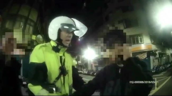 「爸寶」沒戴安全帽被攔　還辱警菜鳥