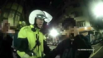 「爸寶」沒戴安全帽被攔　還辱警菜鳥