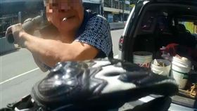 新北,五股,休旅車,機車,騎士,棍棒,行車紀錄器(圖/翻攝臉書)