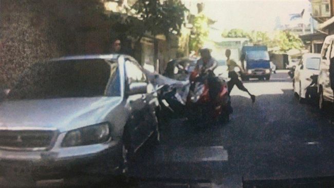 不怕雷劈？男掐父脖子嗆：開車撞死你