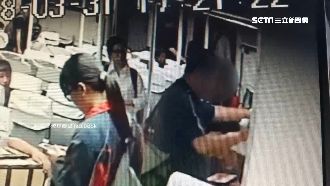 船還沒停靠岸邊　男急開逃生門下船