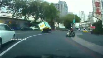 超車不成翹孤輪　貨車左右搖擺撞路樹