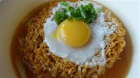 泡麵。https://www.facebook.com/photo.php?fbid=1824621337561992&set=gm.1779955472151091&type=3&theater