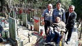 林學峰因殘疾無法掃墓，4名志工扛他上山祭母（圖／翻攝長江網）