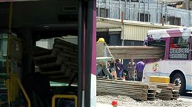 鋼板刺進宜蘭國光客運　險些命中司機（圖／翻攝自宜蘭知識+臉書）