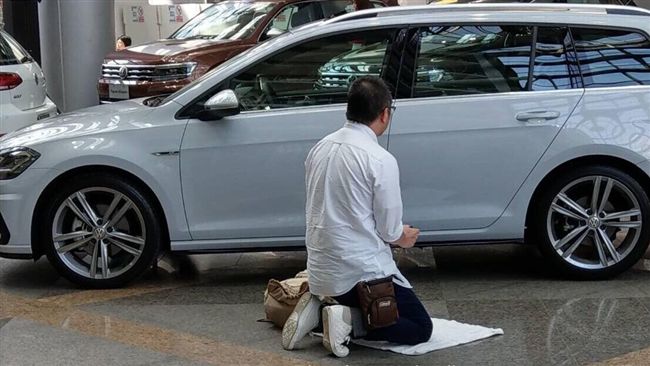 憂看不到女模直播　日籍男竟當眾切腹