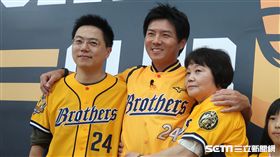 林威助帶著媽媽和哥哥逛球員生涯回顧展。（圖／記者王怡翔攝）