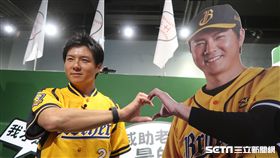 林威助逛回顧展。（圖／記者王怡翔攝）