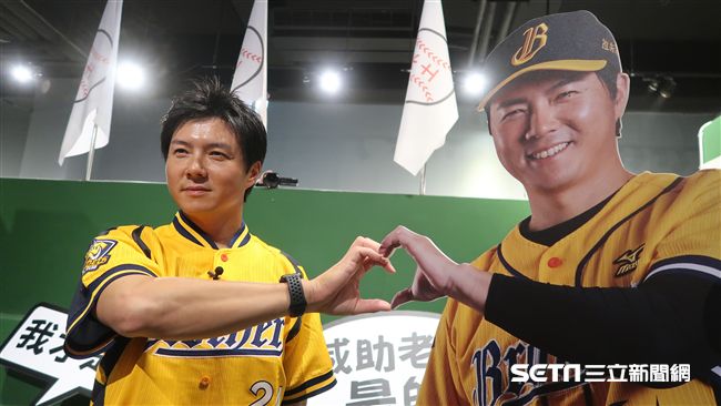 林威助與家人逛展　林太太面對面告白
