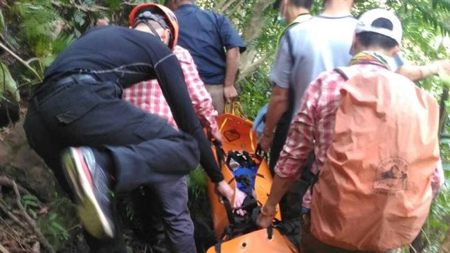 婦不慎失足墜落溪谷　警消馳援救援