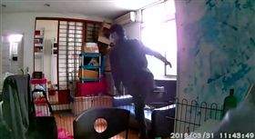 台中,竊賊,行竊,監視器,狗,硬碟,房內,闖空門,棒球帽,