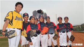 林威助和母校大仁國小少棒隊一起開球。（圖／記者王怡翔攝）