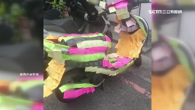 便利貼貼滿機車慶生　網驚：像墓紙！