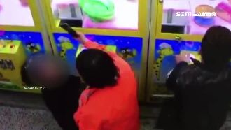 拿「自拍棒」偷娃娃機　勾走旅蛙背包