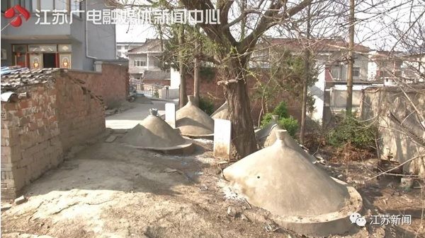 她家被19墳墓包圍　離屋僅50公分