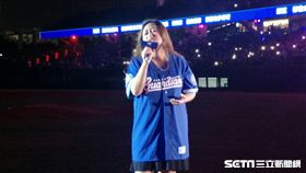 ▲家家在新莊球場為富邦悍將賽後獻唱。（圖／記者林辰彥攝影）