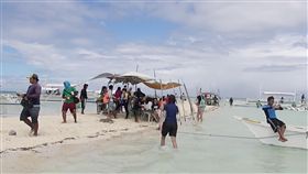 菲國保和島離島海灘菲律賓媒體報導，觀光勝地保和島（Bohol）警方最近要求國內外遊客在離開海灘到大街走動的時候，穿著勿太清涼。圖為保和島附近離島的海灘。中央社記者林行健保和島攝　107年4月1日