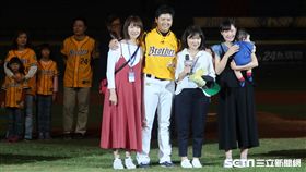 監督一家現身引退儀式給林威助驚喜。（圖／記者王怡翔攝）