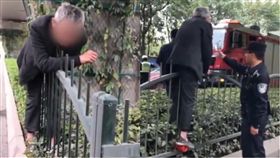 欄杆,大陸,重慶,腳滑,踩空,直腸,小便,失禁,馬路,護欄,人行道,　圖／翻攝自梨視頻https://goo.gl/8iH2WP