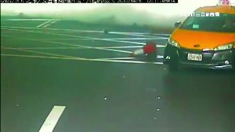 計程車服務站暴衝　運將遭撞斷腿命危