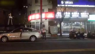 髮廊員工代客占車位　還拍後車箱趕人