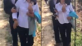 陸官員摟女抓奶　當局：他是生育專幹　圖／翻攝自微博