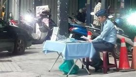 汙辱一身軍服！軍官頂烈日「擺攤」募兵　網：別再糟蹋他們，圖翻攝自解讀國軍軍事新聞臉書