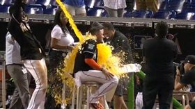 ▲馬林魚Rojas接受採訪時，隊友倒了整桶飲料。（圖／截自美國職棒官網影片）