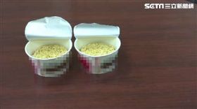 男酒駕逆向迴轉，只為兩碗泡麵，結果被警方帶走。