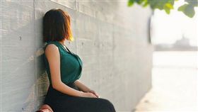 女網友PO側身照引熱議，全因這上圍太兇！（圖／翻攝爆廢公社）