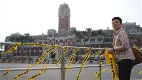 李明哲遭捕滿週年　民團黃色布條聲援（2）台灣非政府組織工作者李明哲遭中國大陸逮捕滿週年，民團「李明哲救援大隊」19日在總統府周邊欄杆綁上寫有「言論自由李明哲無罪」的黃色布條，聲援李明哲。中央社記者鄭傑文攝　107年3月19日