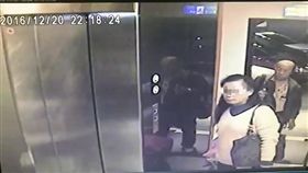 梁文約（右）與小三魏敏樺（左）去年底開車出遊，入住台北市北投區旅館時被監視器拍下。他回程時在苗栗縣西湖服務區殺了魏女。翻攝畫面