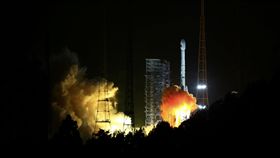 陸北斗三號衛星首射　2020年覆蓋全球中國大陸西昌衛星發射中心5日晚上7時45分用長征三號乙運載火箭，以「一箭雙星」方式成功發射北斗三號第1顆、第2顆導航衛星，預計在2020年完成北斗衛星導航系統全球組網。（中新社提供）中央社　106年11月6日