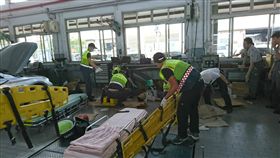 彰化花壇汽車維修廠汽車暴衝　圖／翻攝畫面