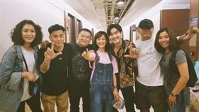 韓國天團Super Junior去年發行正規八輯，也展開世界巡迴演唱會，3月31日和4月1日週末連續兩天在臺北小巨蛋開唱，除了歐陽妮妮、歐陽娣娣兩姐妹快閃後台15分鐘，曾和始源、東海合作戲劇「華麗的挑戰」的陳意涵和劇組也驚喜現身，睽違七年再度合照，陳意涵感性寫道「珍惜這樣的緣分」。