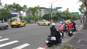 待轉區淪待撞區？桃園取消機車兩段式左轉　車禍率降（圖／翻攝我是中壢人臉書）