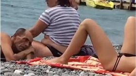 醉翁之意不在酒！阿伯去海水浴場只為一窺「神秘三角洲」